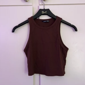 Linne  - Röd brun ribbat linne❣️ Helt ny endast testat en gång! 