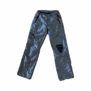 Cargobyxor - Cargoaktiga byxor i en silverfärg. Ytterst lite slitage. Strl 29 vilket motsvarar S/M. 