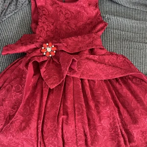 Love by love barnklänning - Aldrig använd, superfin klänning för festliga tillfällen. Vinröd. Obs! En sten fattas på broschen