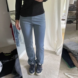 Blå bootcut kostymbyxor  - Använda 2-3 gånger, jag är 172