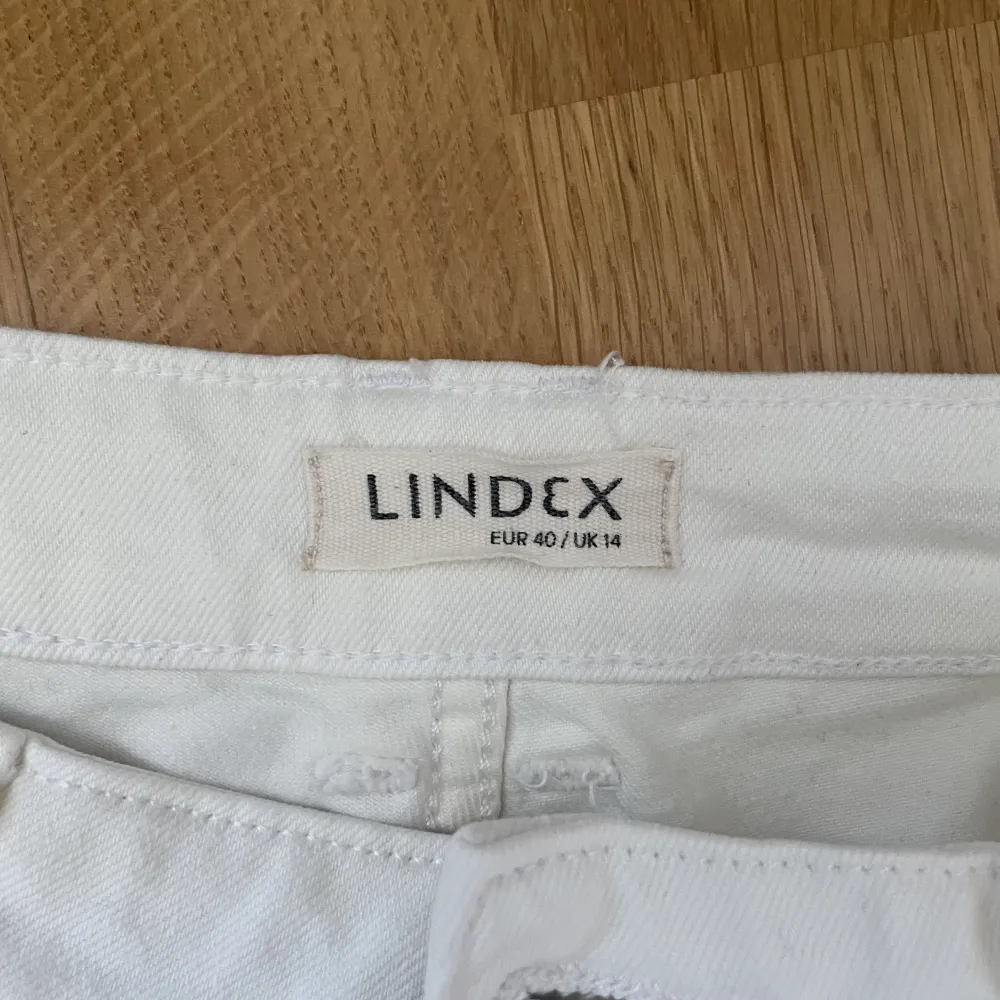 Vita jeans från Lindex i mycket fint skick! Så snyggt att ljusa upp garderoben med ✨. Jeans & Byxor.