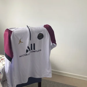 Psg tracksuit - Säljer osg tracksuit förbatt jag ska byta stil