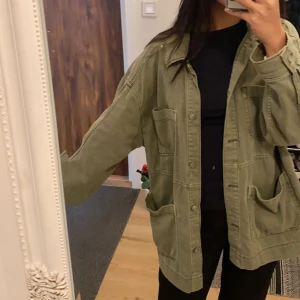 jeans jacka  - Grön jättefin jeansjacka från H&M. Som tyvärr är för stor så har inte kommit så mycket till användning. Tryck inte på KÖP DIREKT, utan skriv privat om du är intresserad☺️✨