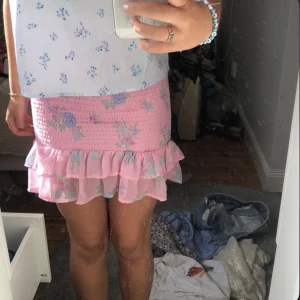  rosa-blommig kjol - Säljer den här supersöta kjolen från bikbok som även kan användas som en tubetopp. Bilden är inte min men vill ni ha bilder är det bara att fråga!💓 köparen står för frakten