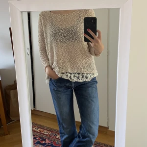 Stickad tröja med brodyr  - Fin off white stickad tröja med brodyr längst ner. 