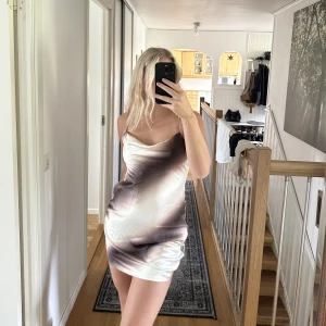 Satinklänning - Satinklänning från nakd som sitter superfint på kroppen, den är endast använd en gång men har skört tyg därav har den fått små slitningar, dock inget man tänker på! Skicka meddelande för bilder på slitningarna❤️