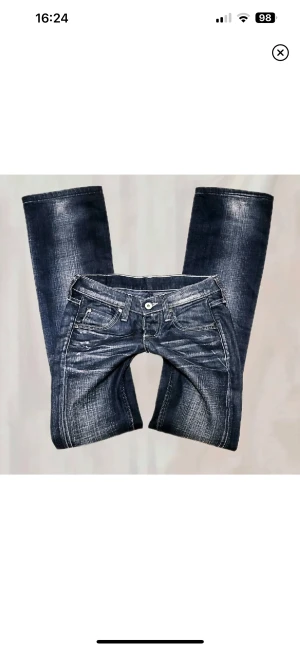 Blåa jeans - Säljer dessa skitsnygga jeans då dem är för små för mig. Midja: 69, innebenslängd: 79. Bilderna är tagna från förra ägaren. 🔥