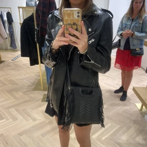 Skinjacka - Säljer denna supersnygga skinjacka från stradivarius, köp direkt för 300kr eller buda!!!🫶🏻🫶🏻