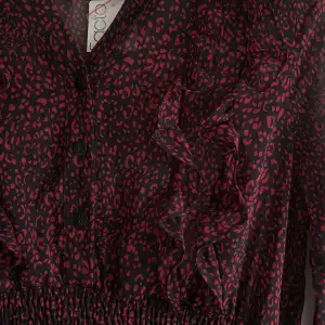 Säljer tyvärr denna jätte fina höst klänningen från Zalando, då den inte passade. Prislapp kvar, alldrig andvänd. Finns ej kvar på hemsidan, orginalpris 550 kr.💗