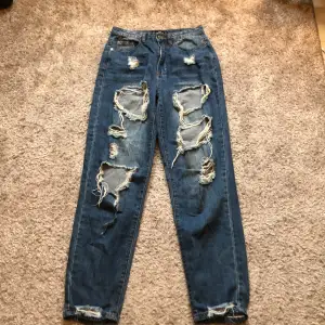 Mom jeans med hål och hög midja från riot. i medium, några av snörerna som sitter på hålen har lossnat(på ena sidan) i övrigt inga skador😊