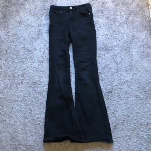 Snygga utsvängda jeans  💞 - Snygga utsvängda jeans  med skönt material💖bra skick