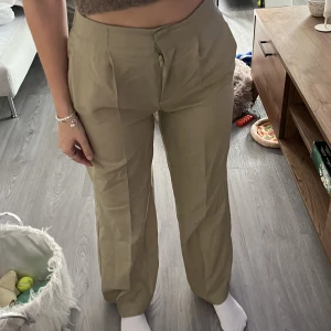 Kostymbyxor  - Beige kostymbyxa från nelly