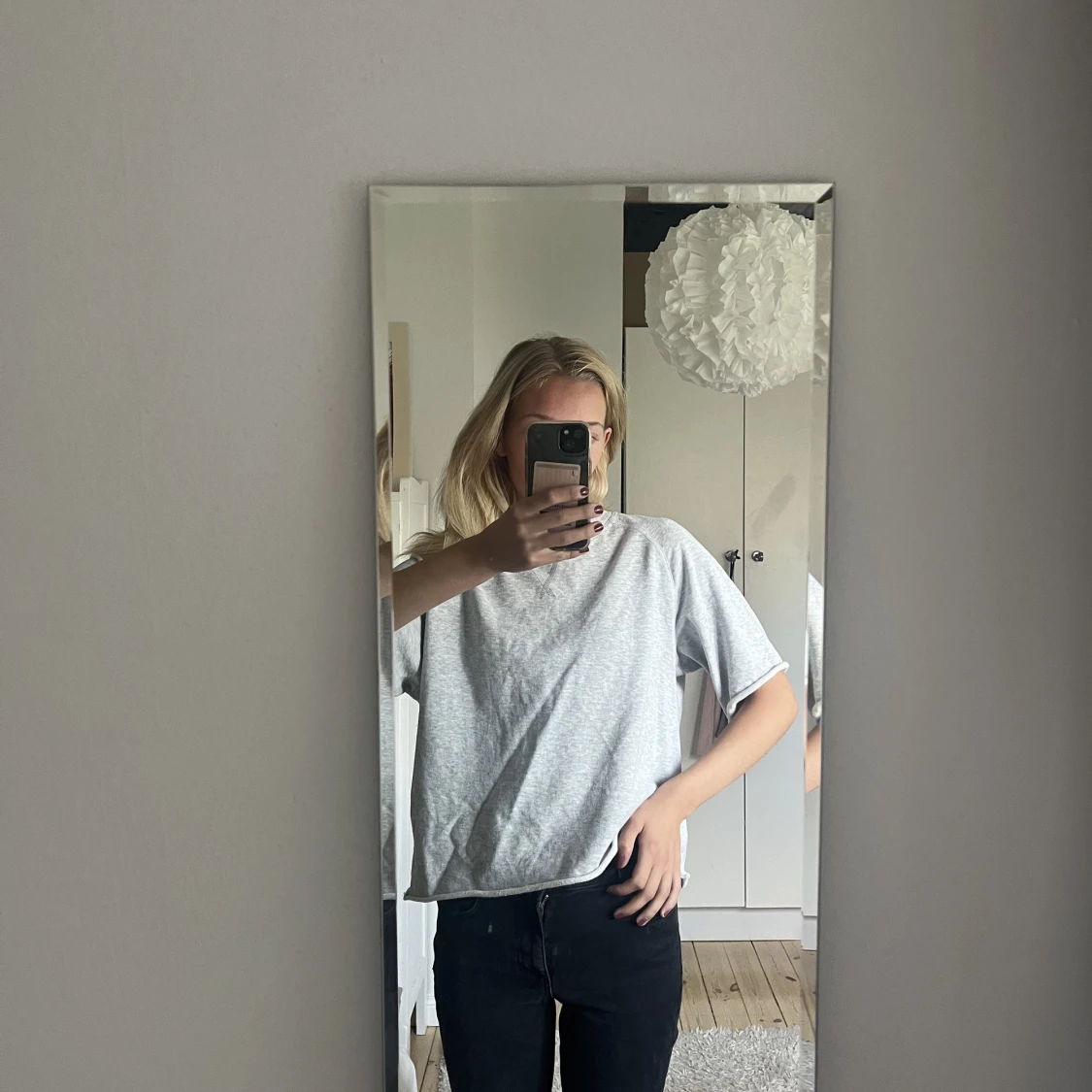 grå sweatshirt som är sleevless  - 90