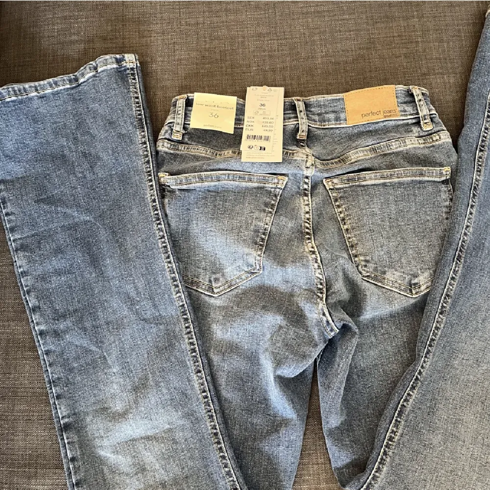 Slutsålda jeans från Gina, aldrig använda💕Ordinarie pris 500 men säljer billigare. Passar i lägnden för nån som är 170cm ungefär🩷 Bara att skriva till mig vid fler frågor o funderingar🫶🫶. Jeans & Byxor.