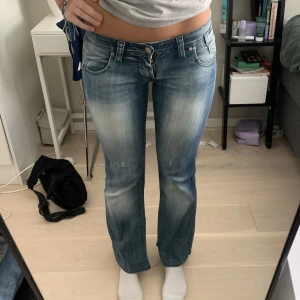 As najs lågmidjade jeans!! - Säljer dessa as coola lågmidjade jeans med mönster på fickorna eftersom att dem är för korta för mig.. Innerbenslängden är 76 cm och midjemåttet är 85! Hör av dig om du har några frågor!🌸