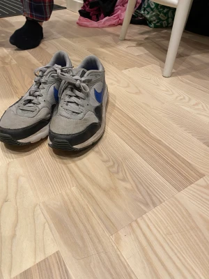 Nike air  - Säljer dessa skor pga för  ingen användning 
