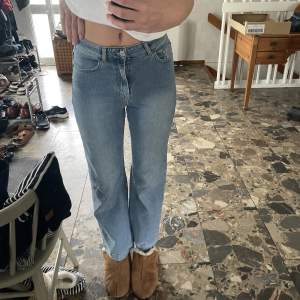 Skit snygga jeans från Carin Wester, säljer då de är för korta för mig som är 180, midwaist   Köpare står för frakt 