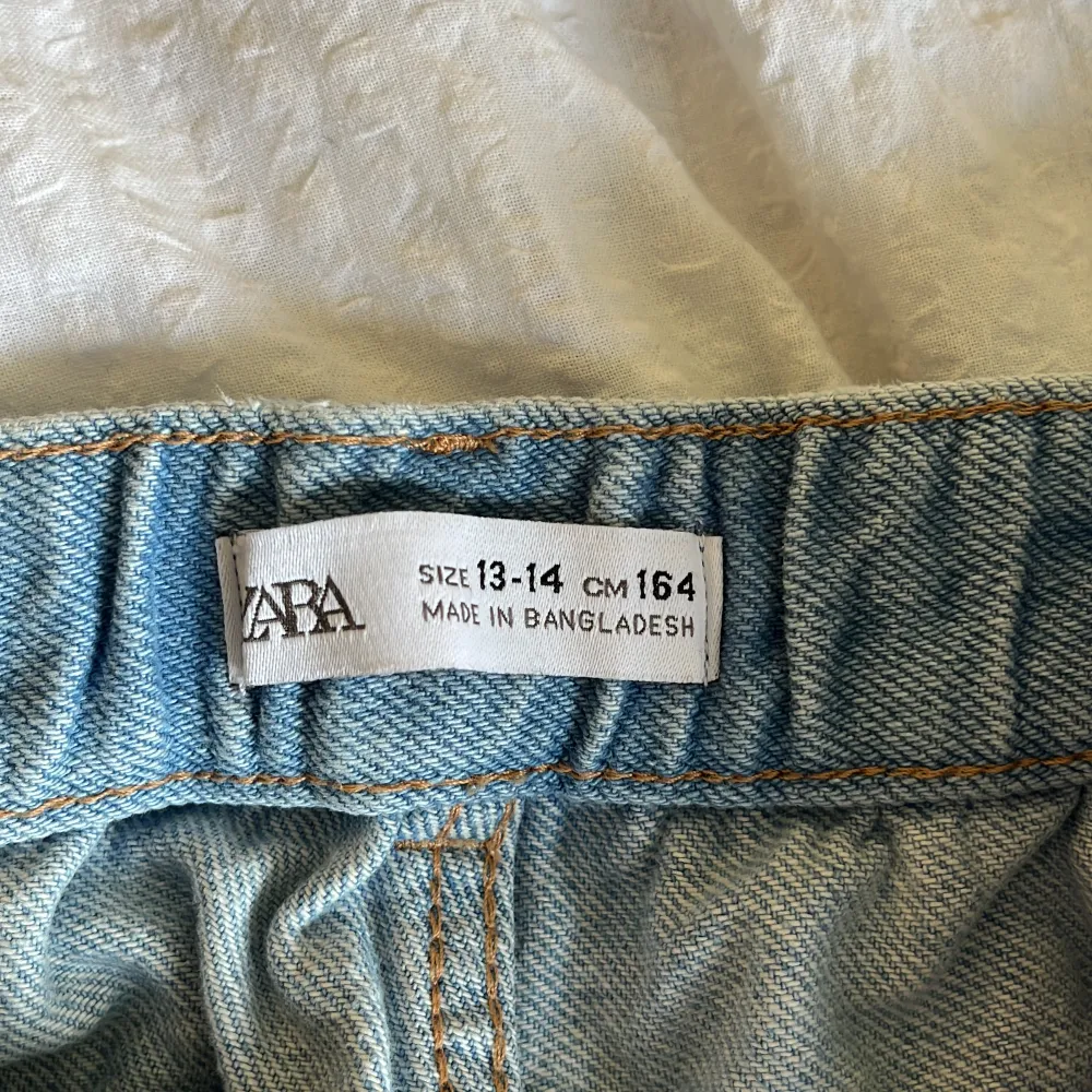 Säljer dessa super snygga blå jeans shortsen. Änvända 2 gånger, säljer för att de inte kommer till användning. Storlek 164cm (13-14). Köptes runt 1 år sedan för ungefär 300kr. Säljer för 100kr, pris går att diskuteras. . Shorts.
