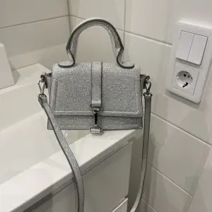 Silvrig handväska, endast använd en gång☺️