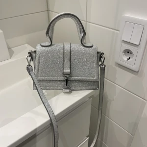 Väska glittrig - Silvrig handväska, endast använd en gång☺️