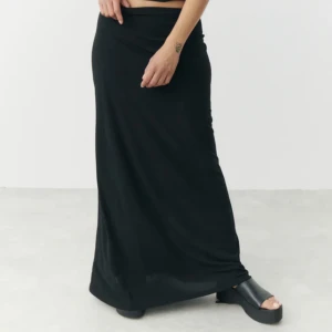 Svart långkjol  - Inte mina bilder, knappt använd alls. 10/10. Jättefin men för liten för mig🩷köpte ny 299