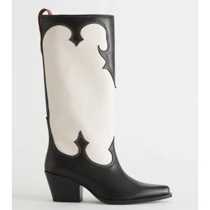 Cowboy boots - Skitsnygga cowboy boots från & other stories inköpta för 2450kr, men dom är för stora så kommer ej till användning😭 snålt använda så mycket bra skick!😇💕 Pris kan diskuteras vid snabb affär🍀