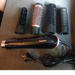 BaByliss värmeborste - Nästan aldrig använd. Har två värmelägen & även kalluftsfunktion.  Använd den mjuka borsten för att få volym eller den hårdare borsten för att forma håret. Det följer även med torkmunstycke & munstycke för att platta håret. Sladden är 220 cm lång.💕