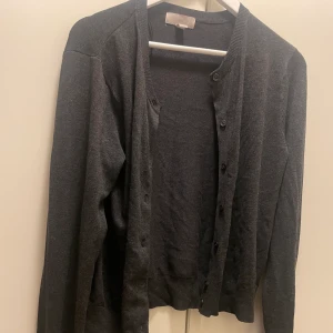 Kofta  - Aldrig använd, mörkgrå kofta från hm Storlek M