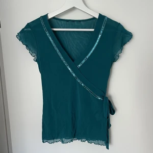 Turkos topp - Superfin topp med omlott och paljetter 🦋🦋
