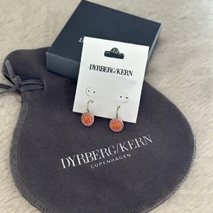 Örhängen  - Superfina färgglada örhängen från Dyrbergkern som är helt oanvända. Pris går att diskutera.