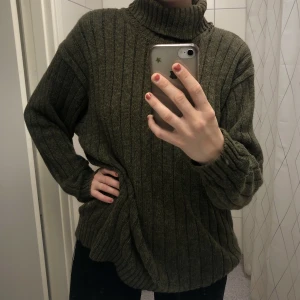 Stickad tröja - Mossgrön stickad tröja. Storlek anges ej men jag gissar på storlek S/M🤍
