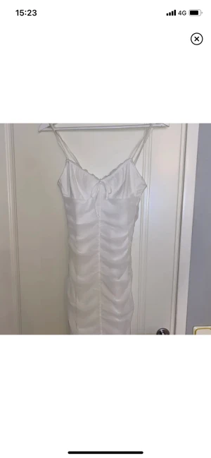 Oanvänd vit klänning - Jag håller på att rensa min garderob, jättefin klänning i storlek xs
