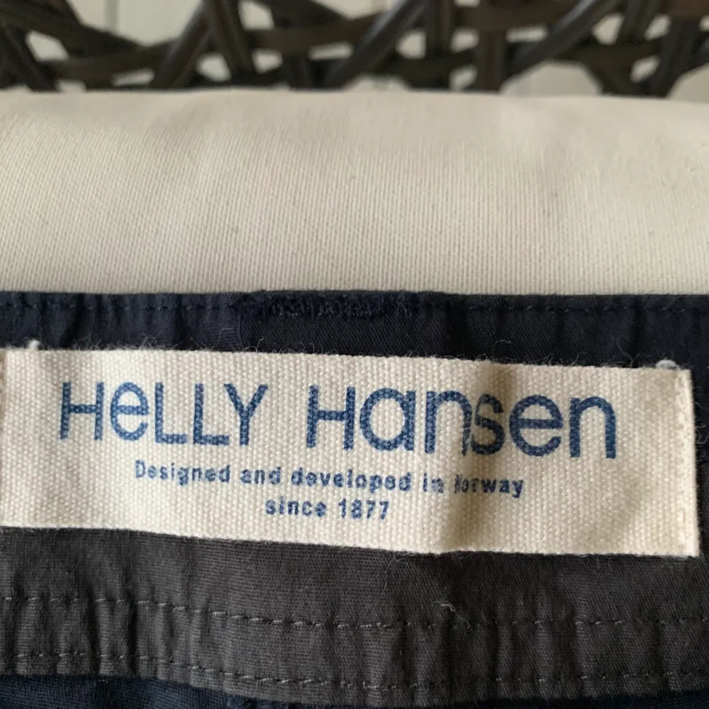 Svarta shorts från Helly Hansen i storlek 30 Aldrig använda, prislapp kvar Nypris 999kr. Shorts.
