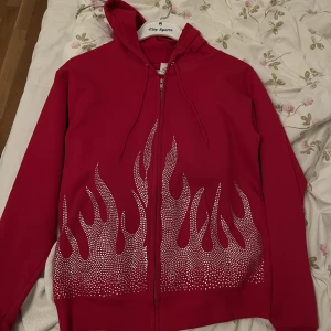 Rhinestone hoodie - Väldigt snygg zip up hoodie. Köpte den för ca 900kr men säljer för 400  ( kan gå ner i pris om den inte säljs)