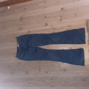 Snygga bootcut jeans från hm🩷  Säljer då de har blivit för små👌  Skriv för bilder på! 