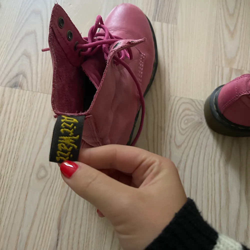 Ett par rosa dr martens, använda någon gång. Storlek 38. Köparen betalar frakt . Skor.