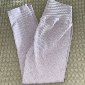 Aimn tights lila  - Strl S och längd 7/8 så perfekt om man är runt 160cm eller kortare. Stretchiga och sköna. Knappt använda och i bra skick! 