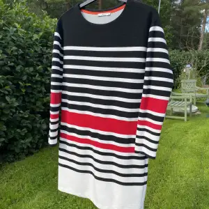 En superfin randig klänning i svart/vit/röd från edc i storlek XS. Den är i fint skick!