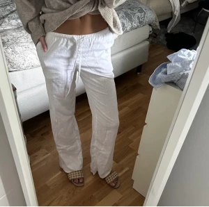 Low waist linnebyxor  - Lånade bilder!! Säljer dessa as snygga linnebyxor från hm som är slutsålda då jag inte använder dom längre, lite för korta för mig i längden som är 171, skriv privat för fler bilder eller om ni har några funderingar!!❤️ (priset går att ändra)