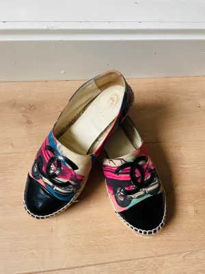 Chanel espadrilles 39 - Jättefina espadrilles i strl 39 Finns lite skador på siden tyg men det påverkar inte funktionen 