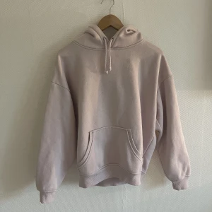 Hoodie - Köpt från bikbok för 2/3 år sen och använt max 5 gånger.