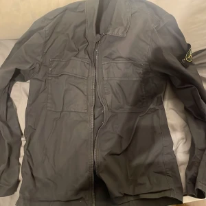 Stone island overshirt  - Använd några gånger. Nästan som ny. Köpt på för 4400kr på NK kvitto finns.