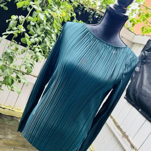 Charmig dam blua från Ginatricot  - Charmig dam blus från Ginatricot. Färg: mörk grön. Ej använd 