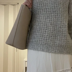 Väska  - Säljer en jätte fin väska som kommer från don Donna.❤️ säljer eftersom den inte används längre, skulle kunna användas som skolväska om man behöver plats för många saker.❤️ den är knappt använd och pris kan diskuteras 💗