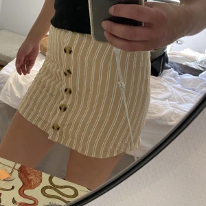 Randig kjol  - Super fin i luftigt tyg, knappar  Vit och beige 