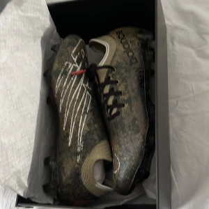 Stoneisland x new balance fotbollsskor. - Ett pas sprillannya stoneisland limited edition fotbollsskor 1/400 extremt sällsynt och svårt att få tag i, de är inte använda och är i toppskick priset har stigit under de senaste månaderna jag söker 6000kr men priset kan diskuteras.