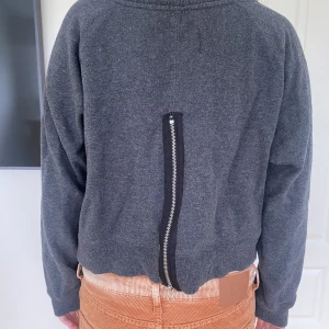 Sweatshirt med deagkedja - Så snygg och bra basplagg, man kan också vända på den