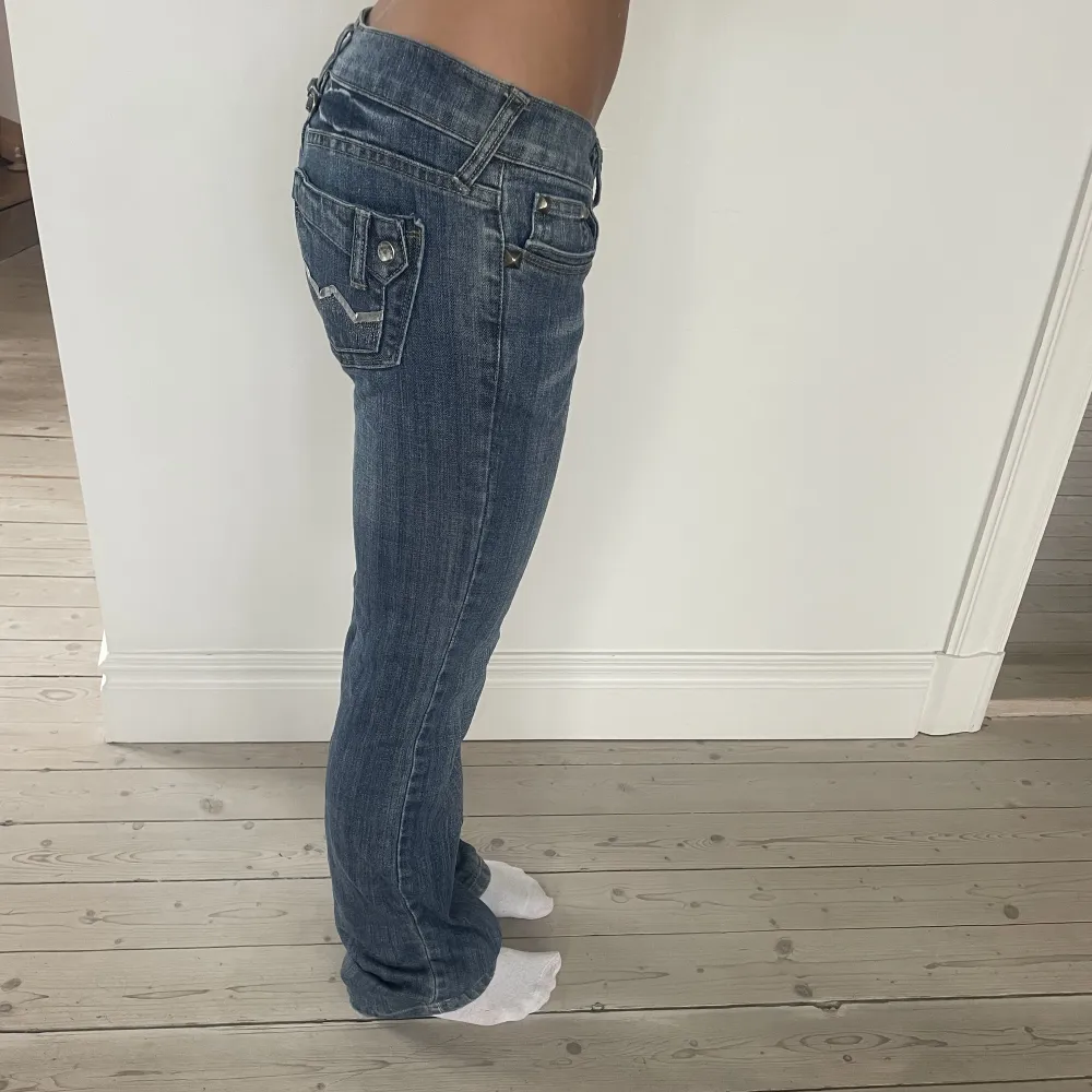 Coola lågmidjade jeans! Midjemått tvärs över:38 cm Innerbenslängd:81 cm. Jeans & Byxor.