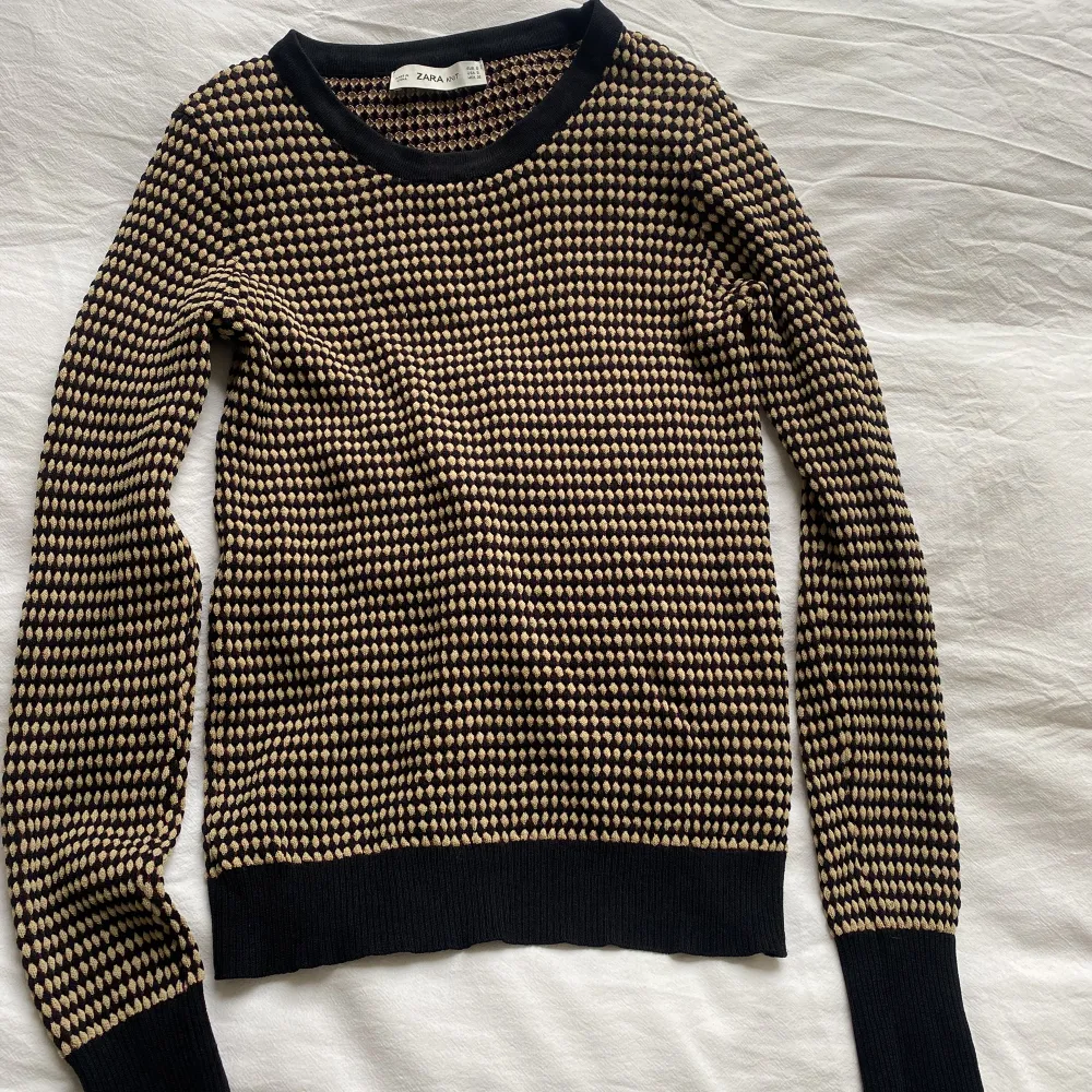 Säljer denna jättefina tröja från Zara!  Den är helt ny och säljer då den aldrig kommit till användning 💕 Storlek S men passar jättebra på Xs!. Toppar.
