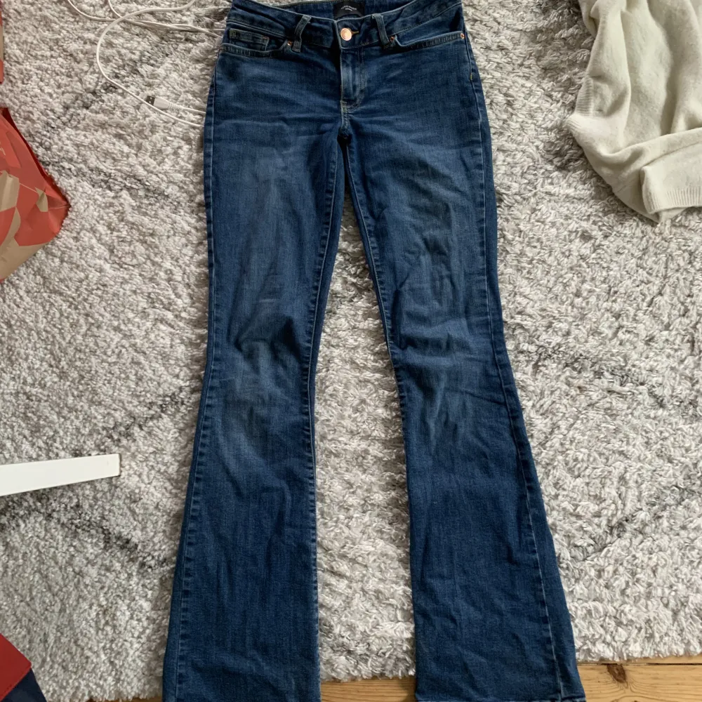 Säljer nu mina jättesnygga bootcut jeans ifrån vero Moda. Storlek 26/32🙏❤️ . Jeans & Byxor.